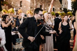 Música en vivo para bodas en Extremadura con DJ y violín eléctrico en directo