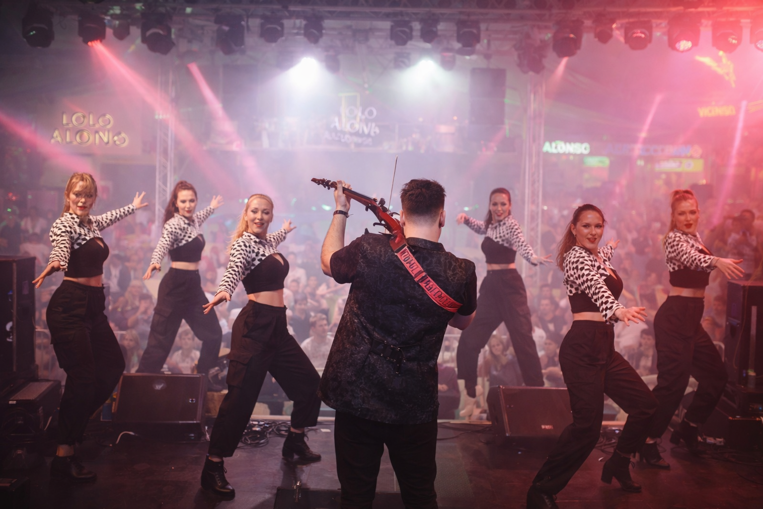 Violín con bailarinas