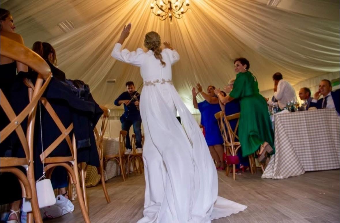 Entrada de los novios al banquete con música en directo