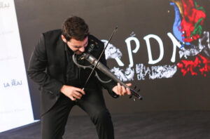 Violinista para eventos corporativos con violín eléctrico en show premium en España