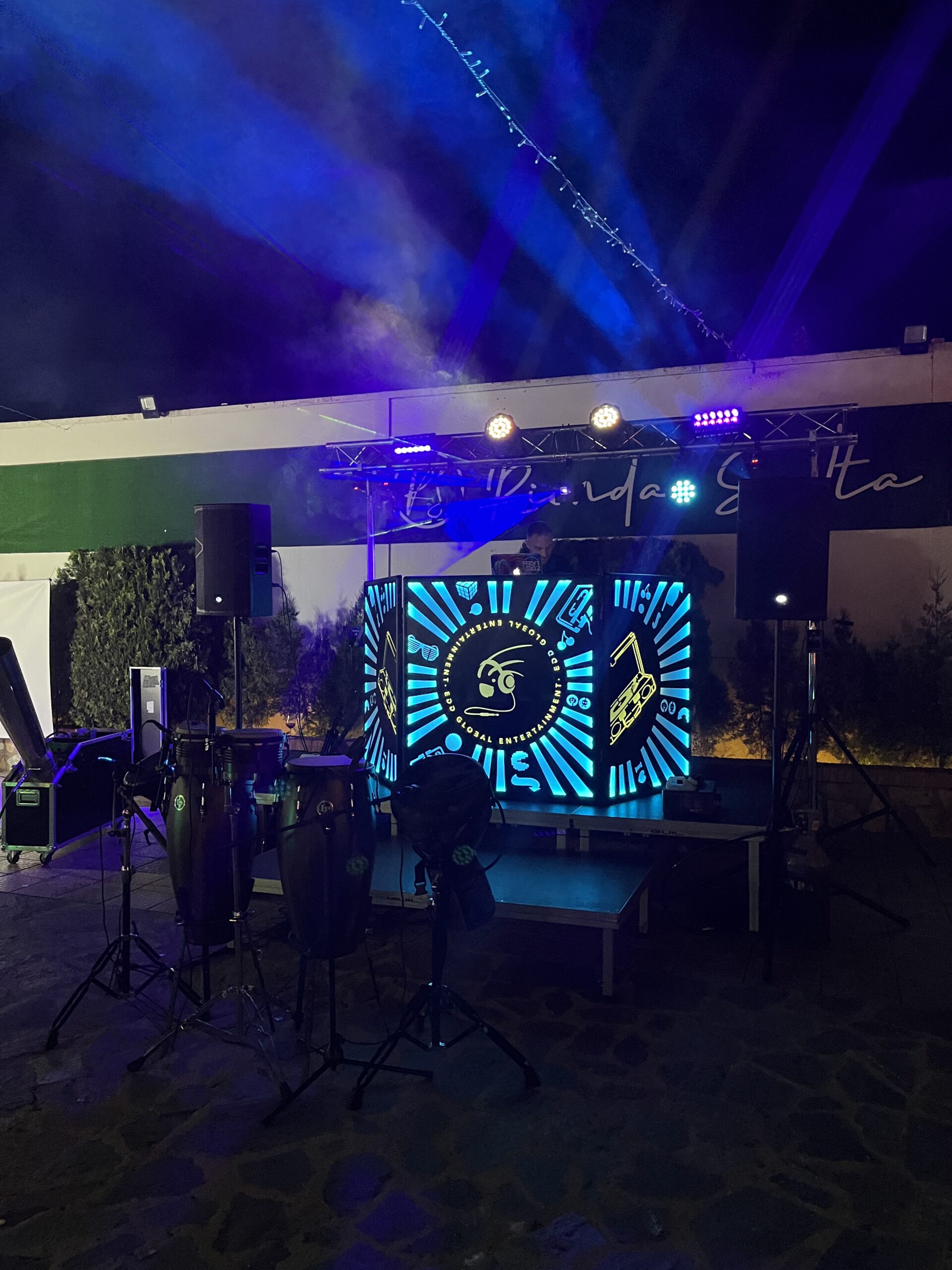 Montaje de cabina DJ con iluminación y equipo de sonido