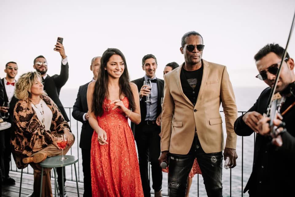 Violinista profesional interpretando música en directo en espacio elegante para boda