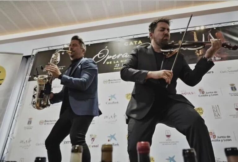 Violinista y saxofonista para bodas en España actuando en directo en una celebración