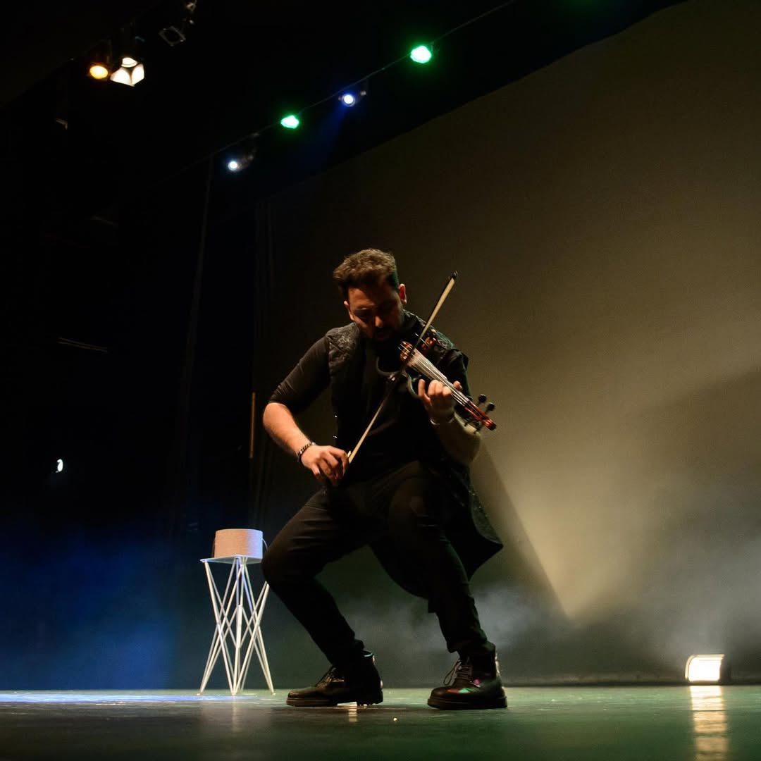 Violinista tocando violín eléctrico en directo para comuniones en Extremadura