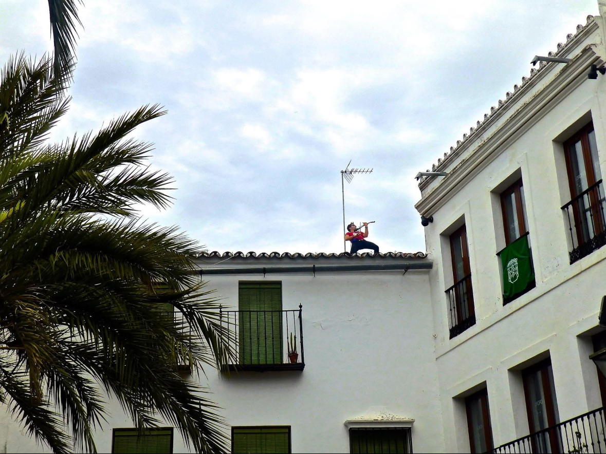 Violinista tocando desde un tejado en Zafra (Plaza Grande) - Lolo Alonso