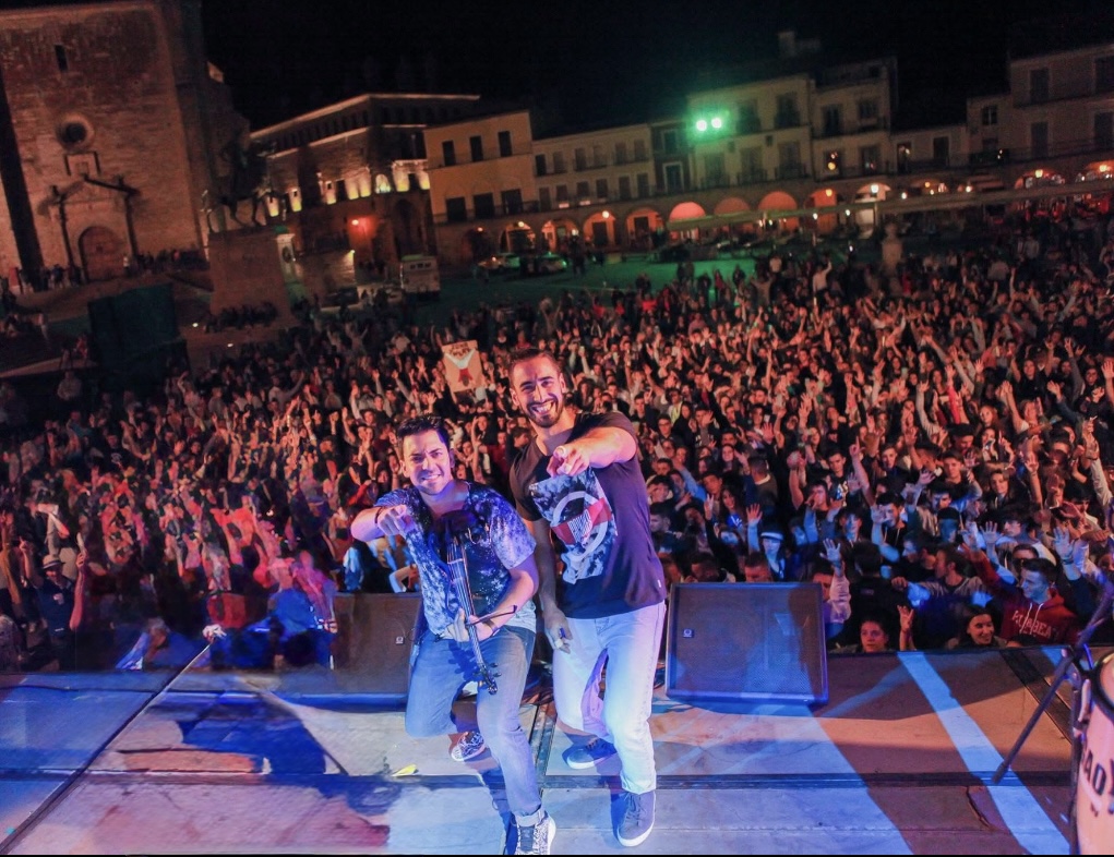 Lolo Alonso y Gao Percussion en la plaza de Trujillo con el público lleno