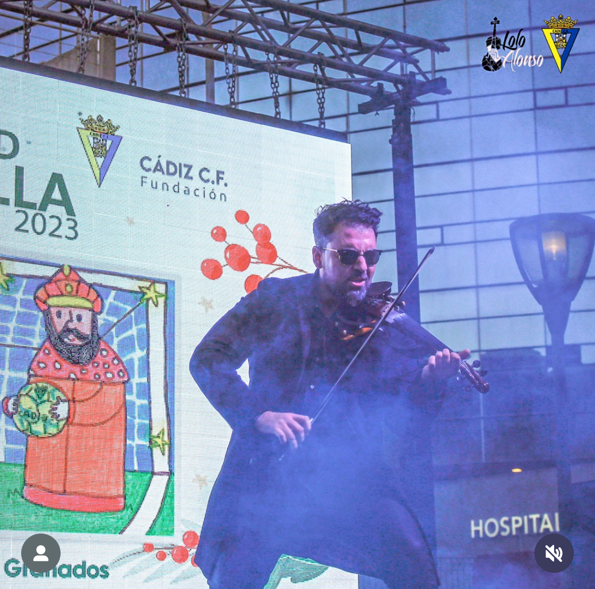 Lolo Alonso tocando el violín en Cádiz en un evento vinculado al Cádiz CF