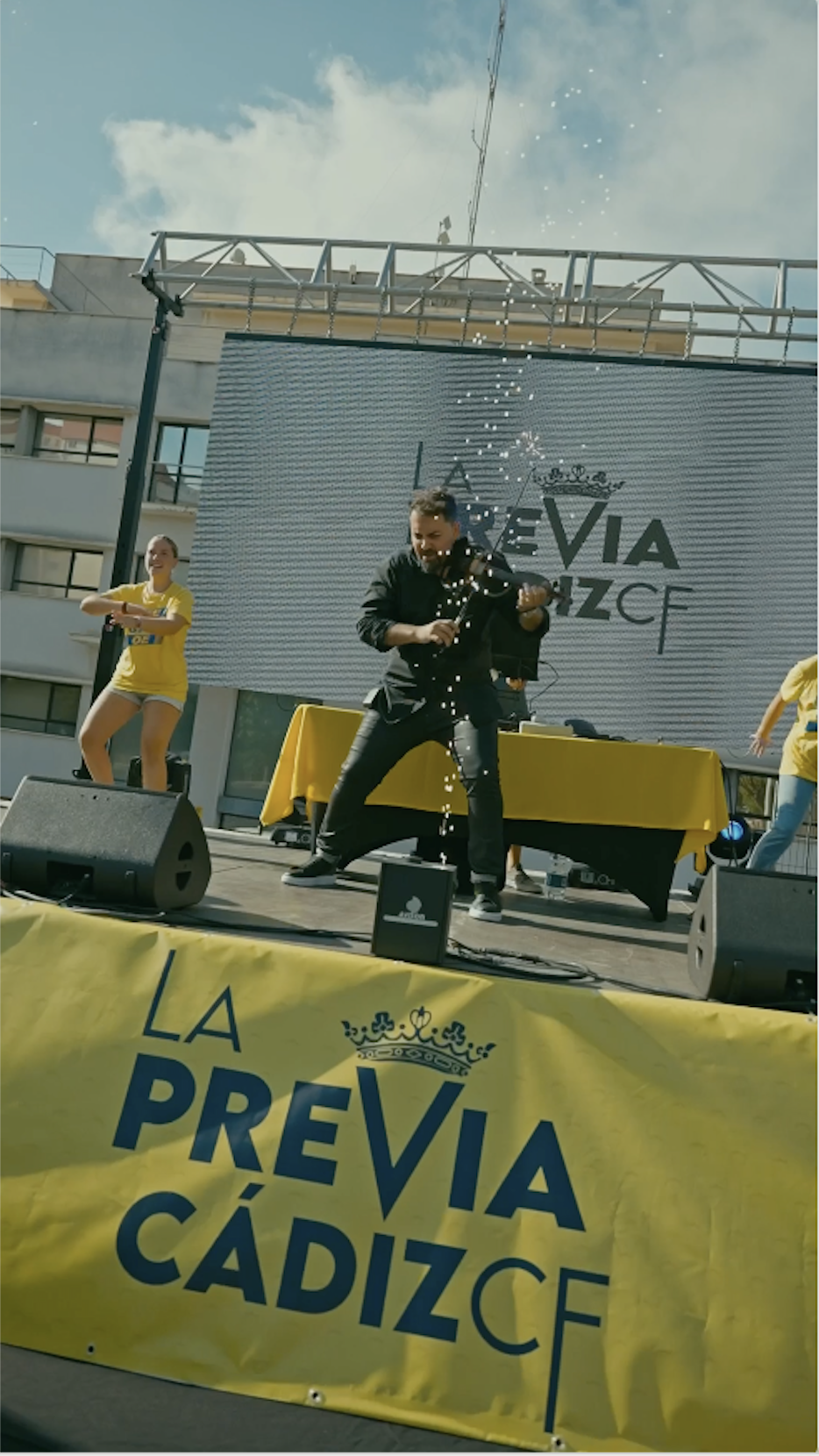 Captura del reel de Lolo Alonso tocando el himno del Cádiz CF con el violín