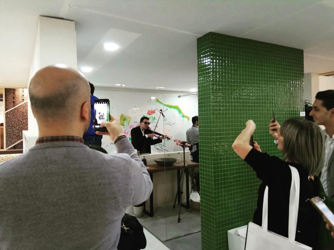 Lolo Alonso tocando en Cevisama Valencia en una exposición vinculada a Bathco