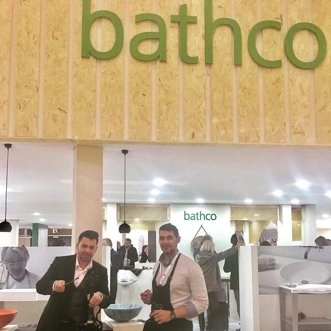 Lolo Alonso con Emeric Minaya en Cevisama Valencia junto a Bathco