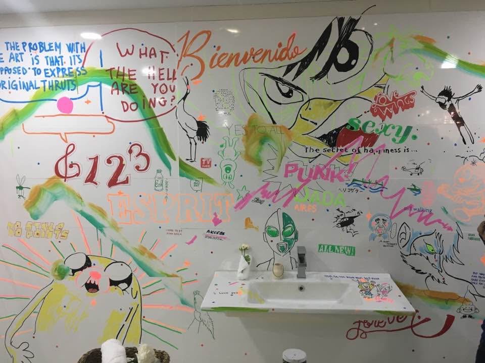 Mural artístico de Judas Arrieta en Cevisama con Bathco