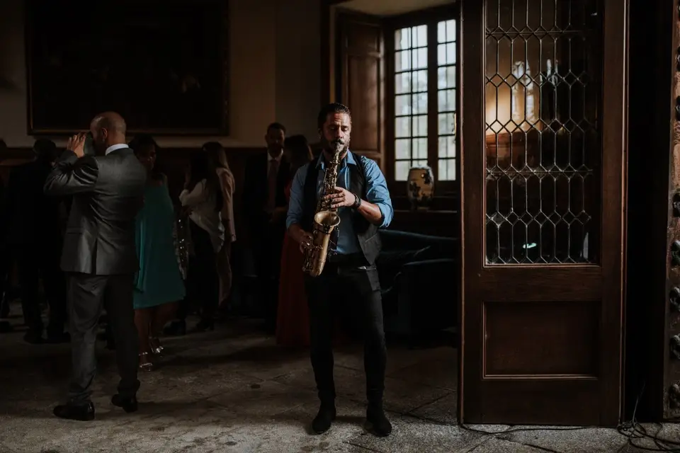 Miguel Sueiras tocando el saxofón en una boda elegante