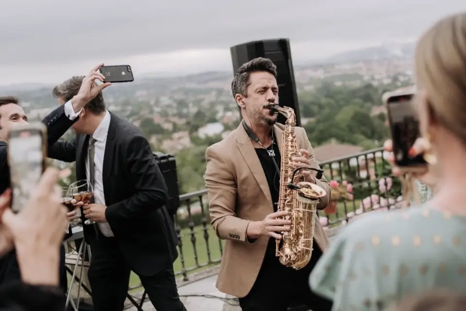 Miguel Sueiras, saxofonista profesional de smooth jazz para bodas y eventos