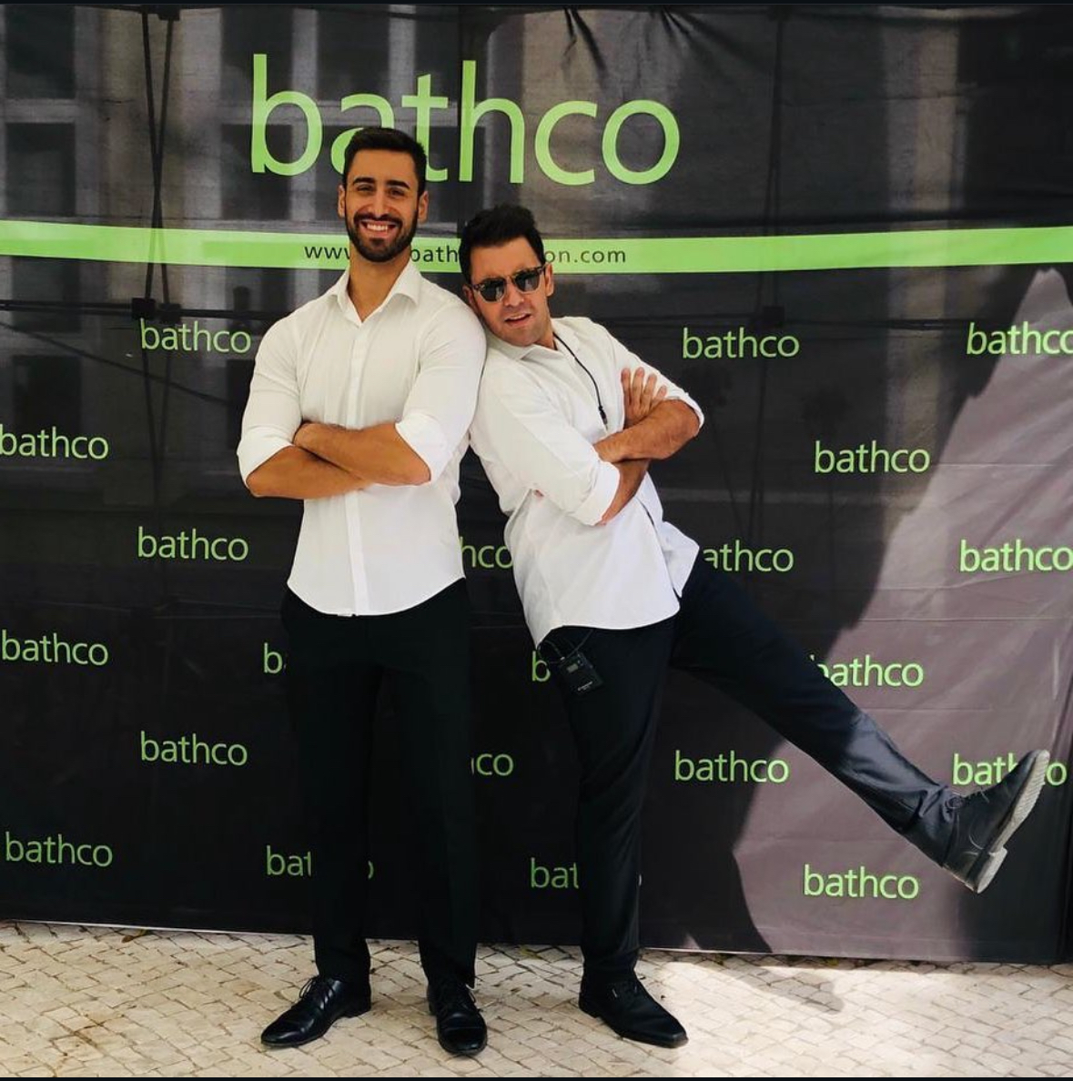 Lolo Alonso y GAO Percussion posando en evento corporativo con branding de Bathco
