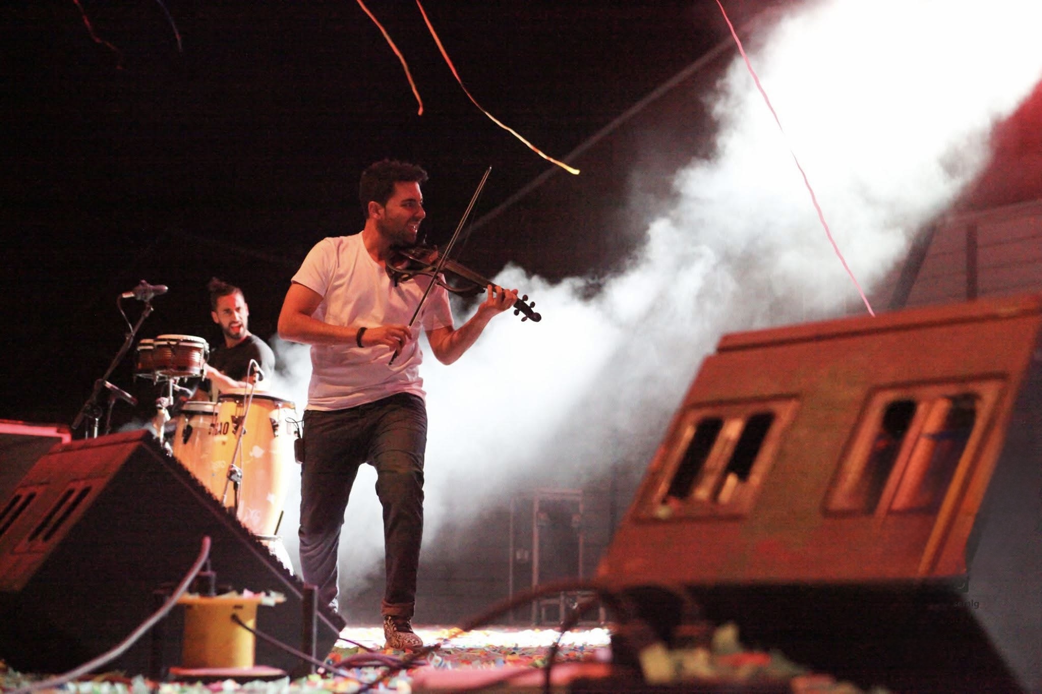 Imagen del show de violín eléctrico y percusión para bodas en Extremadura