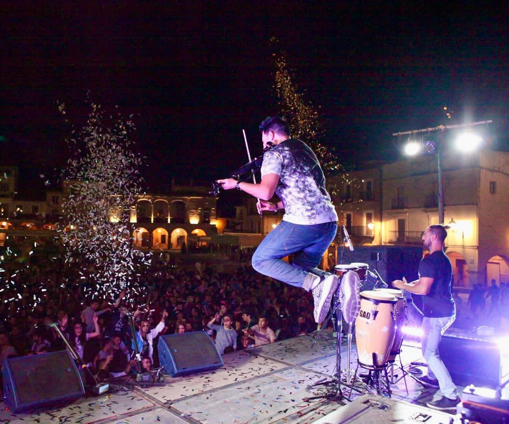 Lolo Alonso y GAO Percussion en foto corporativa previa a actuación