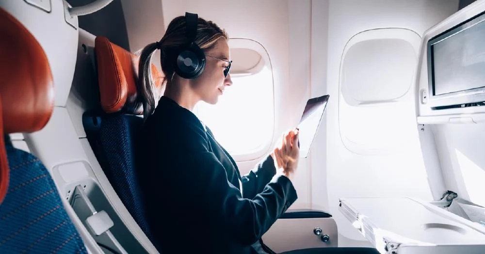 Documentos y reservas organizadas para un viaje de novios