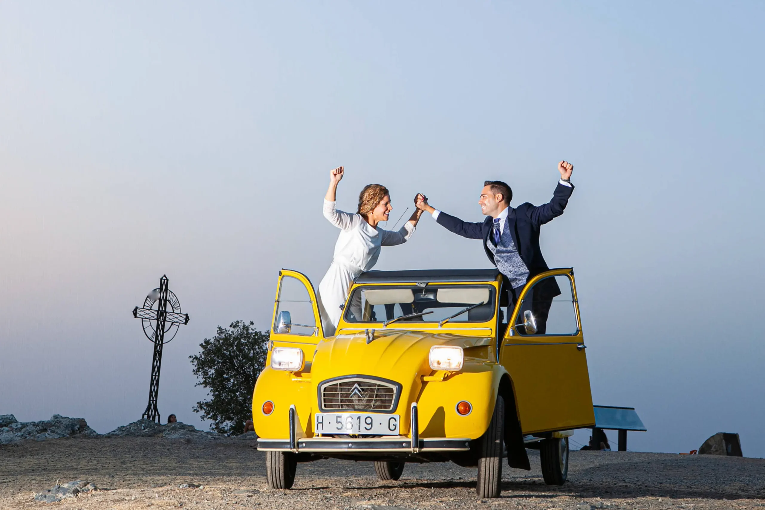 Pareja de novios fotografiada por Javier Sánchez Fotógrafo en una boda elegante