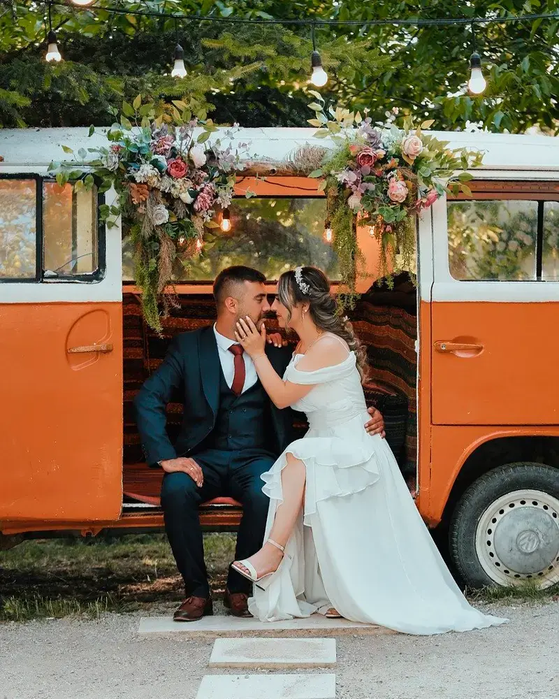 Novios entrando en el salón fotografiados por Ohana Fotografía