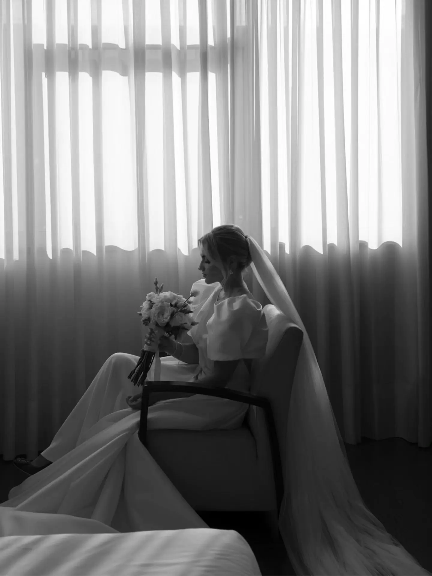 Novios fotografiados por Vidigal Fotógrafo en una boda elegante