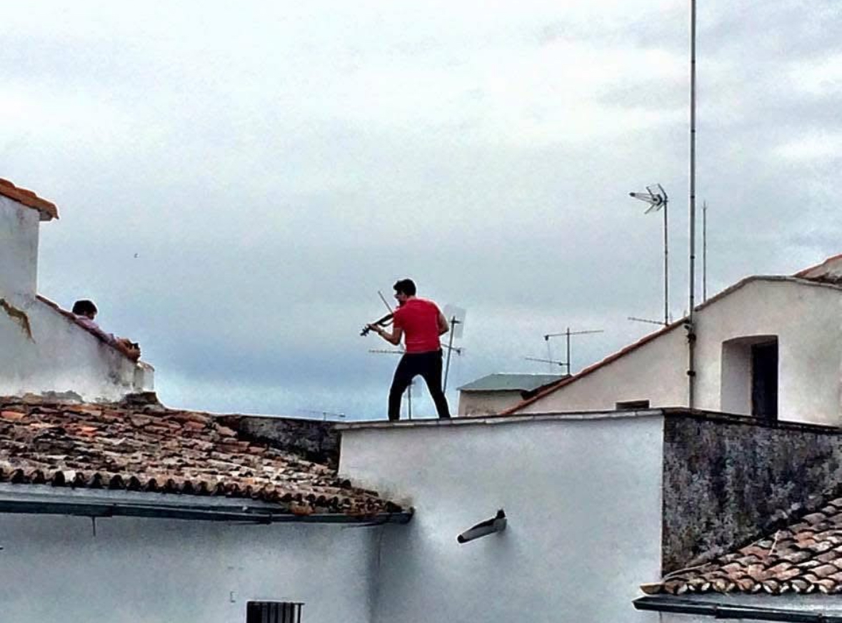 Violinista en el tejado de Zafra tocando en directo - Lolo Alonso