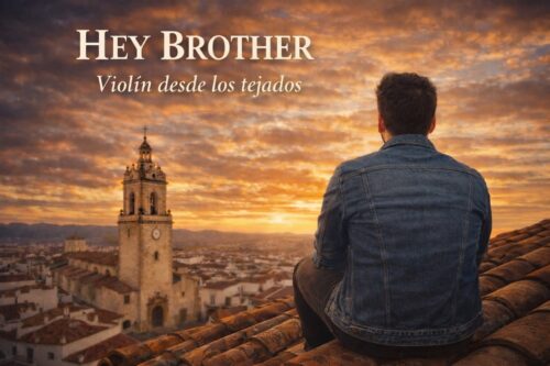 Lolo Alonso tocando violín eléctrico en un tejado de Zafra con la torre de la Candelaria al fondo