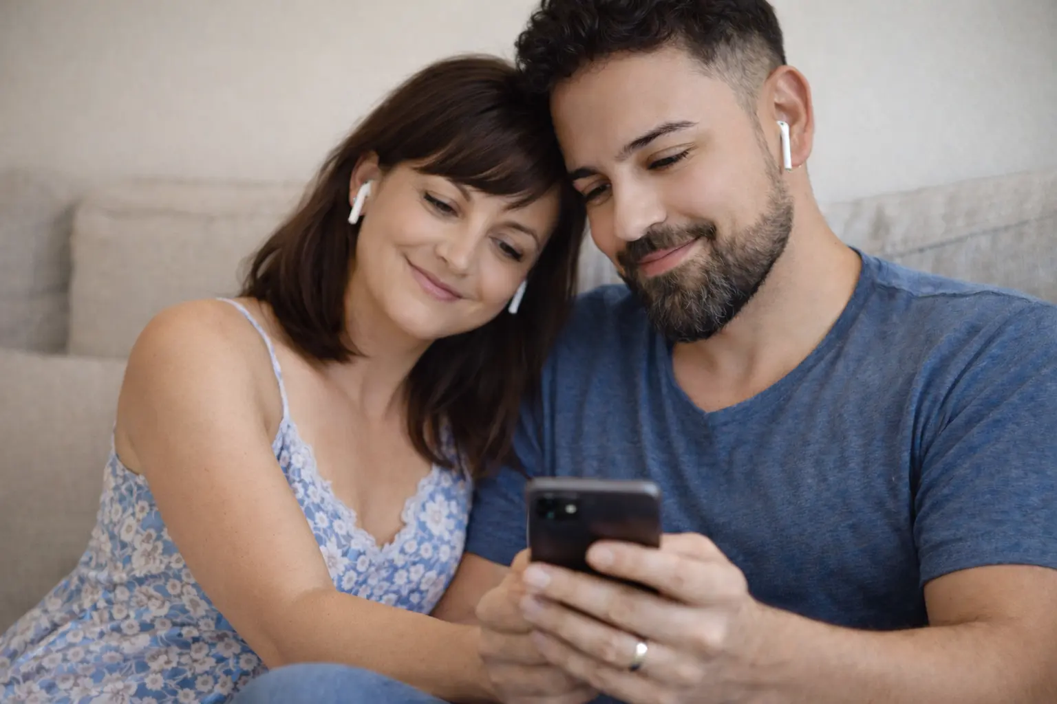 Elegir canciones para la boda Novios revisando canciones para la ceremonia de su boda