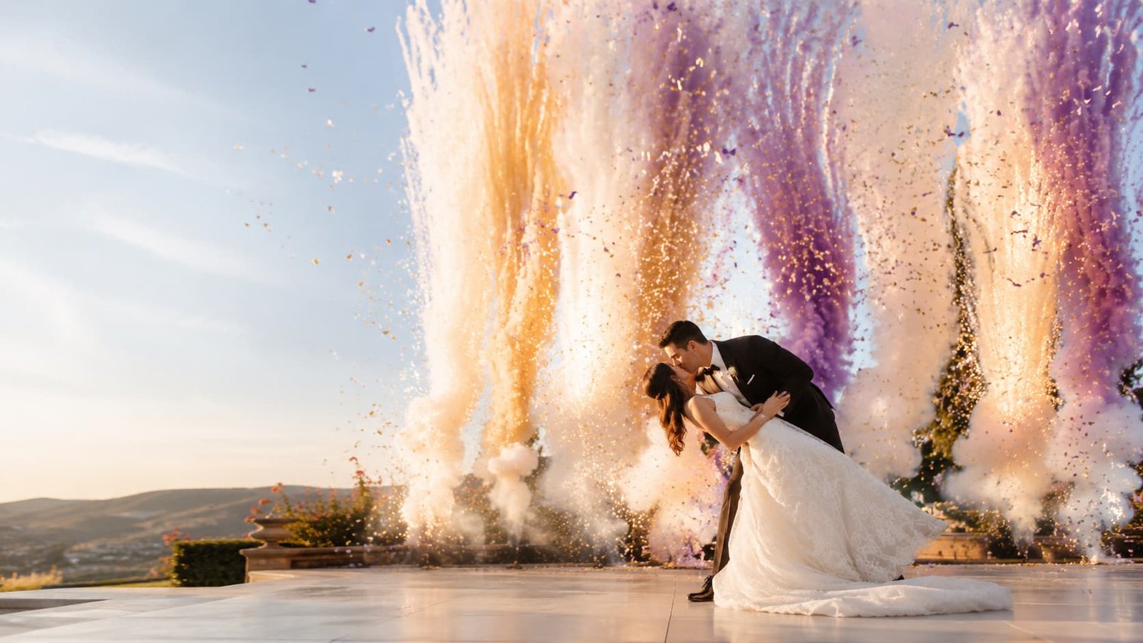 Humo a&eacute;reo para bodas y eventos con novios en momento especial
