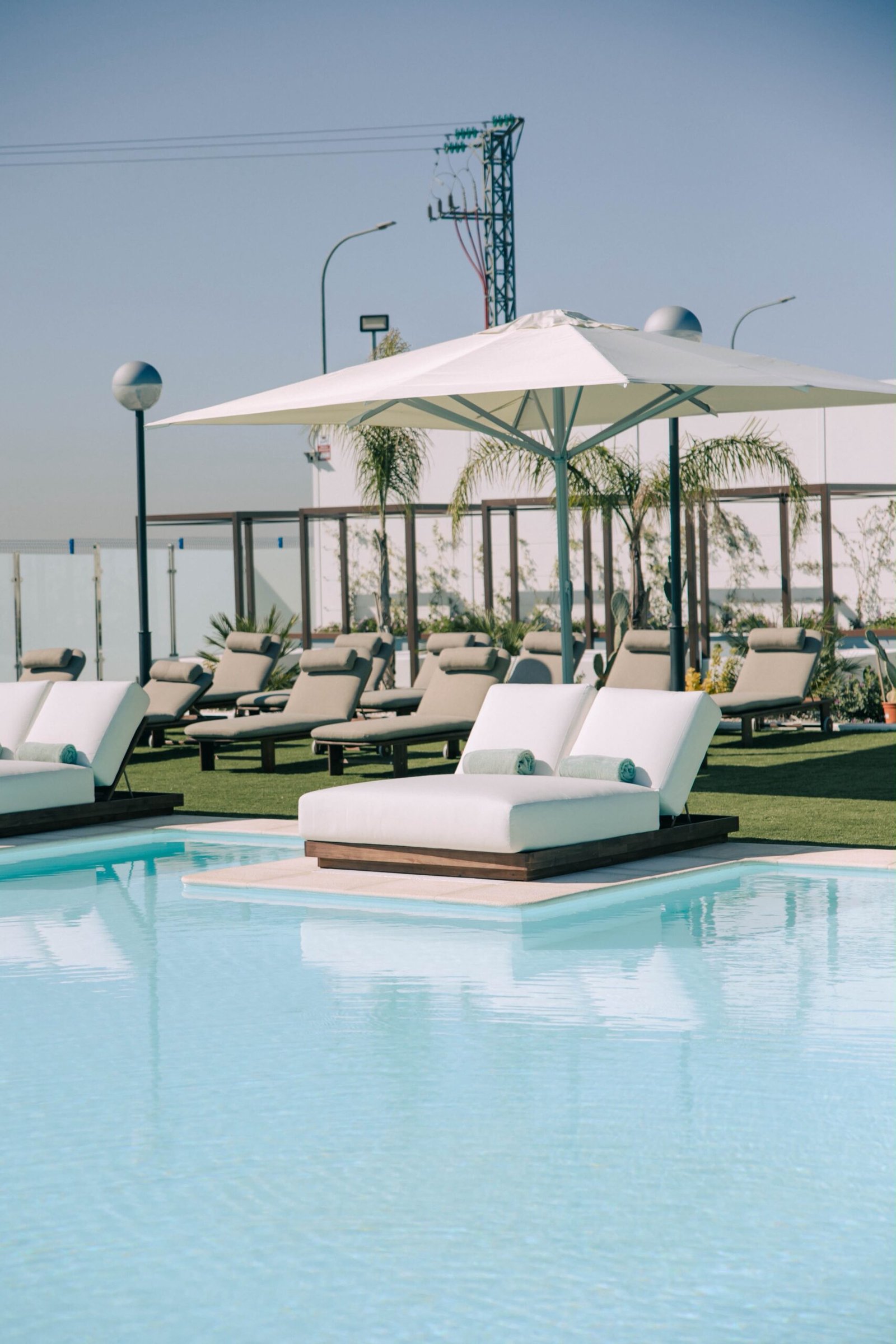 Blue Sea Resort Ocean Club Villafranca de los Barros — piscina premium con tumbonas y palmeras
