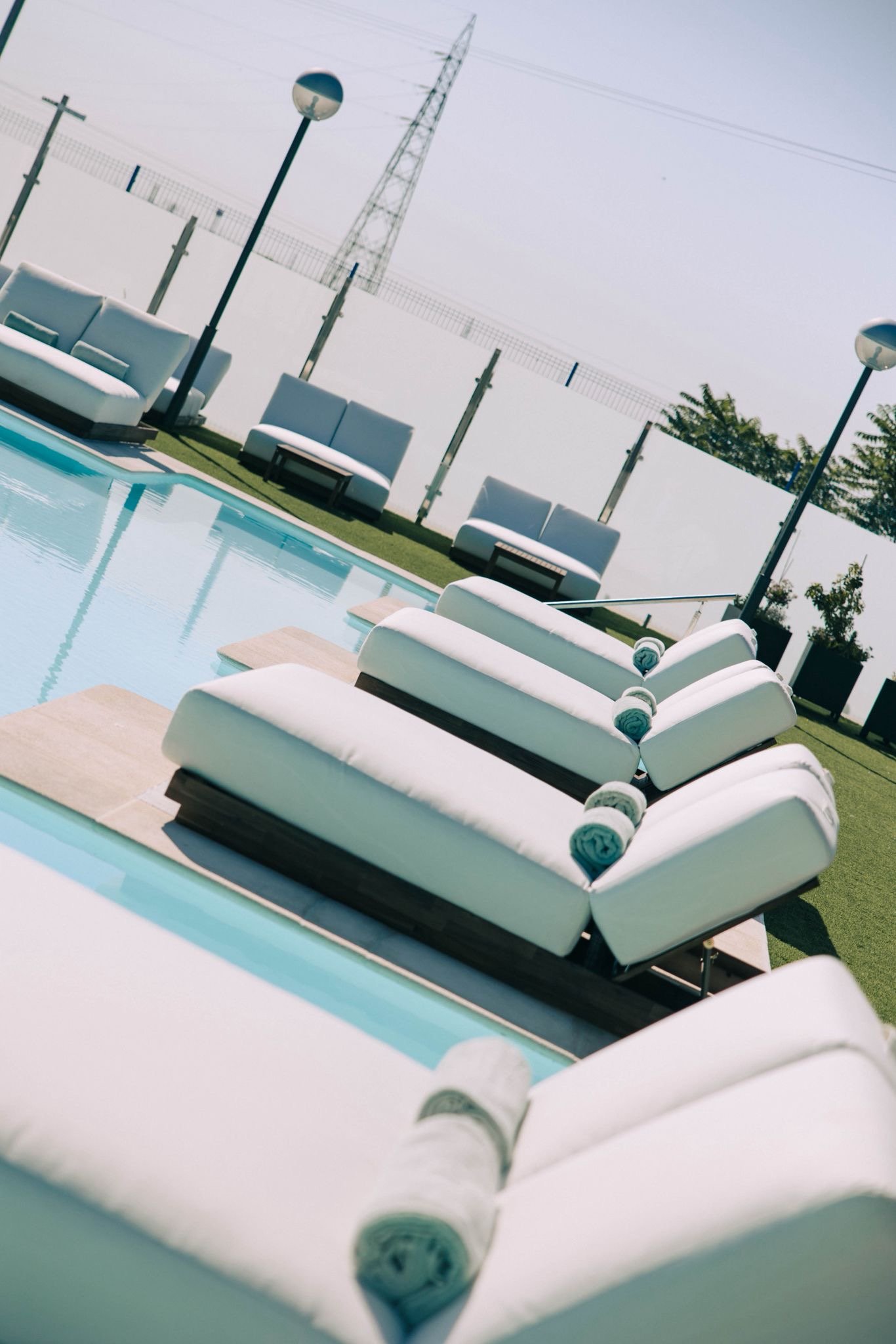 Camas balinesas blancas junto a la piscina del Ocean Club
