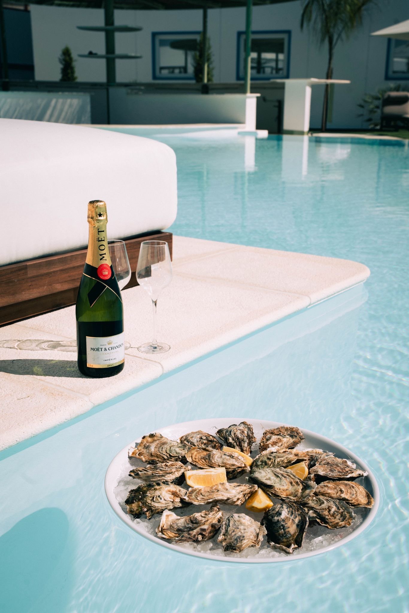 Restaurante Tiburón en Blue Sea Resort — champán Moët y ostras frente a la piscina